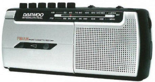 RADIO CASSETTE DAEWOO DRP-107 PLATA, AM/FM, MICROFONO, GRABADOR RADIO Y  VOZ